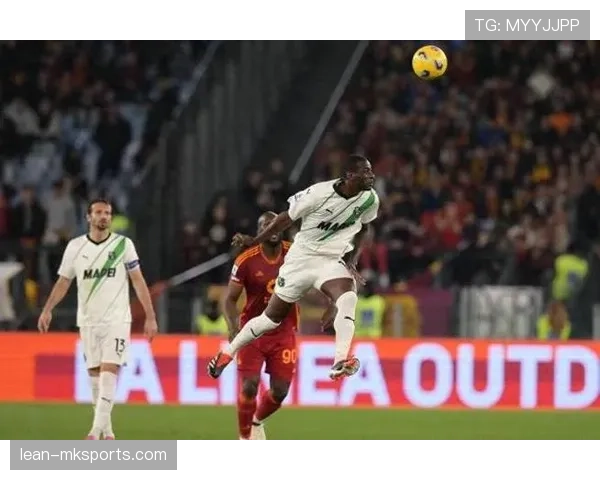 恩里克启用边后卫新战术分析,球队防守与进攻表现稳健提升 恩里克启用边后卫新战术分析,球队防守与进攻表现稳健提升