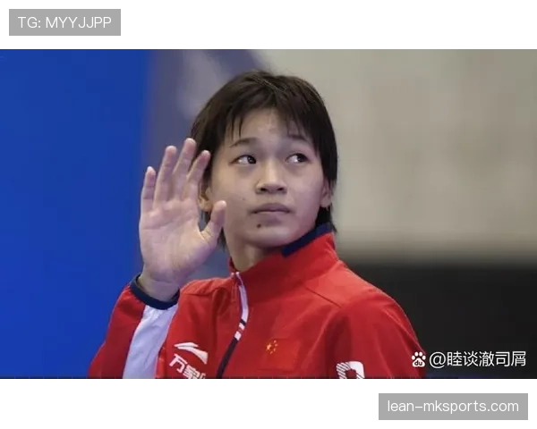 全红婵训练完偷偷吃炸鸡被教练抓包，下一秒直接跳水池里装鱼