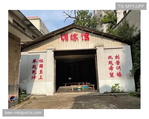 谌利军训练像和尚，下了场早餐像五星自助，隔着屏幕都能感到那种代入不了的奢华感